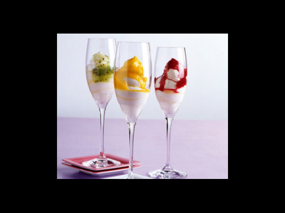 Sekt-Mousse mit Kiwis,Mango,Himbeeren..