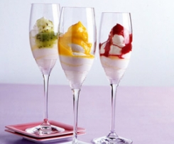 Sekt-Mousse mit Kiwis,Mango,Himbeeren..