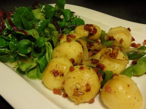 lauwarmer Mini-Knödel-Salat mit Speck