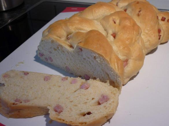 Speckzopf (Hefezopf mit Speckwürfel)
