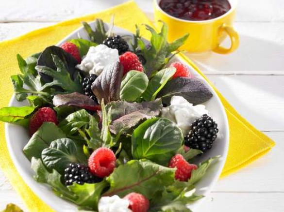 Beeriger Sommersalat