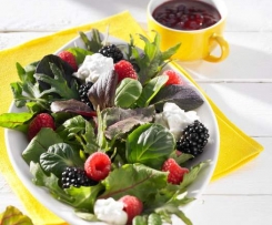 Beeriger Sommersalat