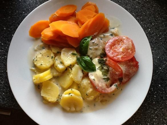 Putenmedaillons mit Mozzarella und Basilikumsauce