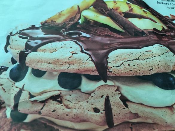 Beeren-Schokoladen-Pavlova