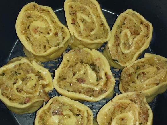 Sauerkraut Schnecken im Nudelteig