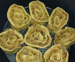 Sauerkraut Schnecken im Nudelteig