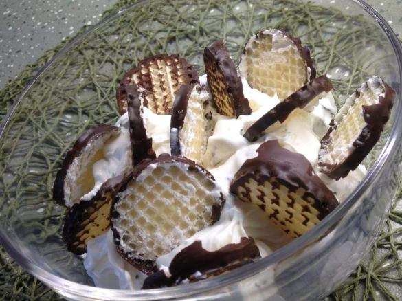 Schokokuss Dessert mit Erdbeeren