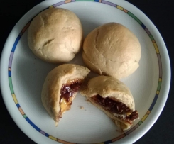 Süße Brötchen mit Schokofüllung