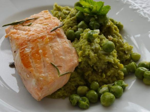 Erbsenpüree mit Lachs