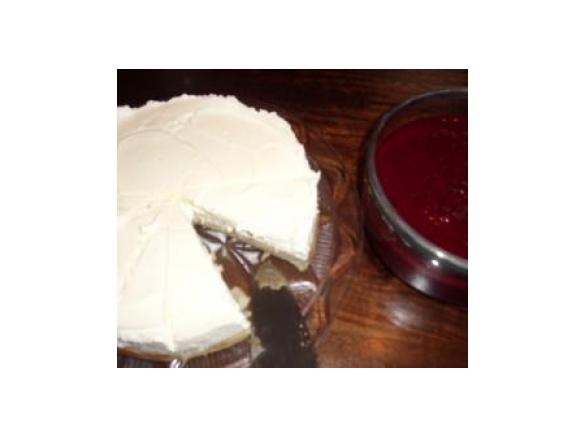 Schmandtorte mit roter Grütze