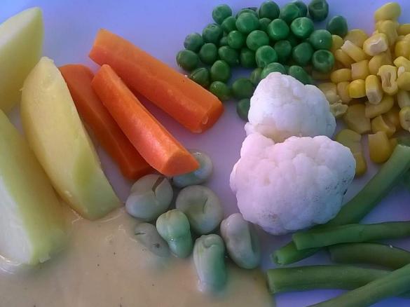 bunte Gemüseplatte mit Kartoffeln und Sauce Hollandaise