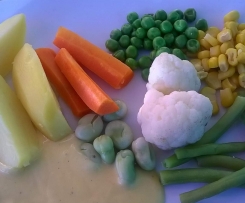 bunte Gemüseplatte mit Kartoffeln und Sauce Hollandaise