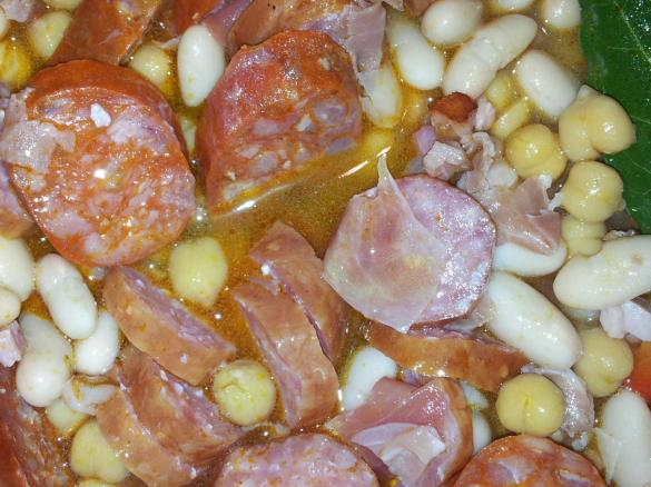 Judias Blancas con Chorizo (Spanischer Bohneneintopf mit Chorizo)