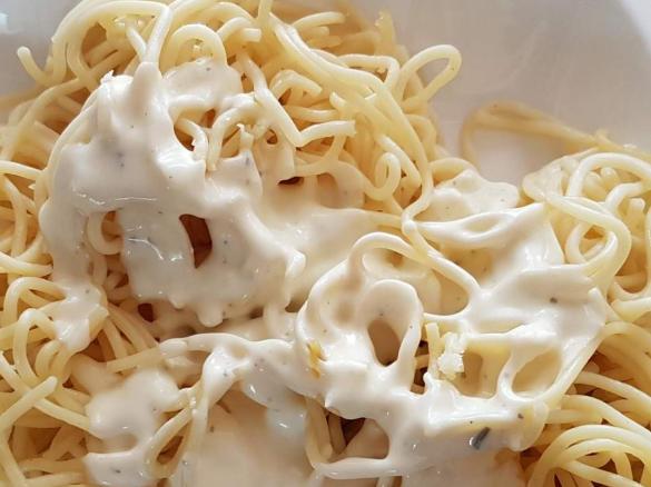 Spaghetti mit Käse-Kräuter-Knoblauch-Sauce 