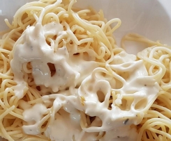 Spaghetti mit Käse-Kräuter-Knoblauch-Sauce 