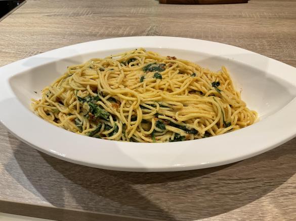 Spaghetti mit veganer Spinat-Mandel-Sauce