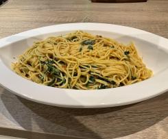 Spaghetti mit veganer Spinat-Mandel-Sauce