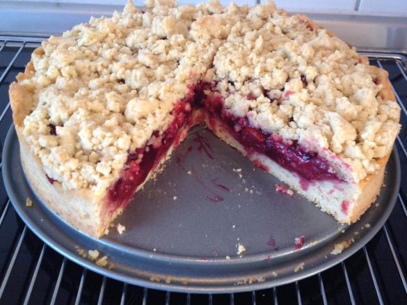 Veganer Streuselkuchen mit Sauerkirschen