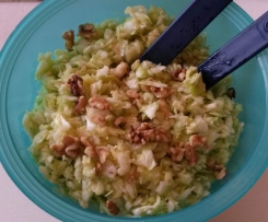 Spitzkohl-Salat mit Walnüssen