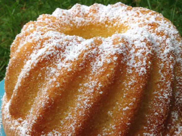 Uromas Eierlikörkuchen