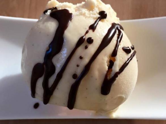 Cremiges Vanilleeis_ auch gefroren noch portionierbar