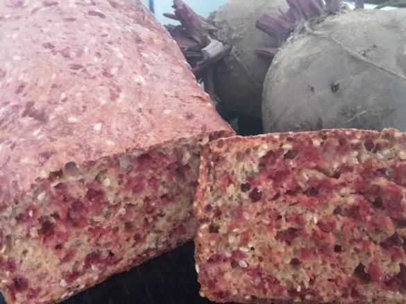 Rote-Bete-Brot mit Kräutern