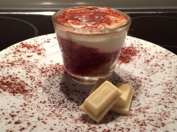 Weisse Schokocreme mit Himbeergrütze