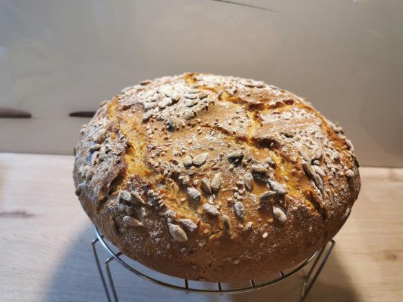 Mischbrot mit Sonnenblumenkernen und Sesam