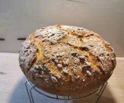 Mischbrot mit Sonnenblumenkernen und Sesam