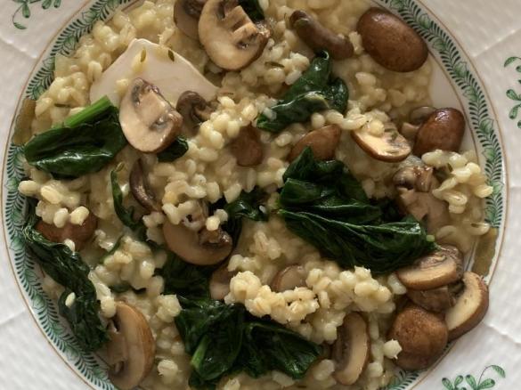 Gerstenrisotto mit Spinat, Pilzen und Ziegenkäse