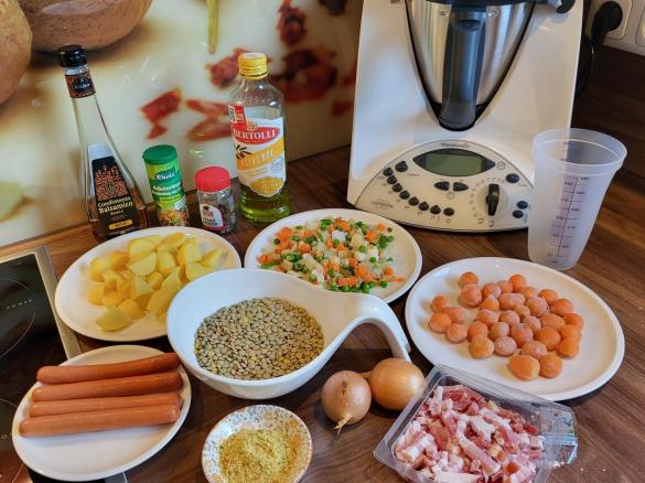 Linsensuppe mit Geflügelwürstchen