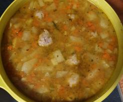 Gemüsesuppe mit Kohlrabi und Bratwurstbällchen
