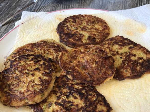 Zucchinipuffer mit Chorizo und Käse