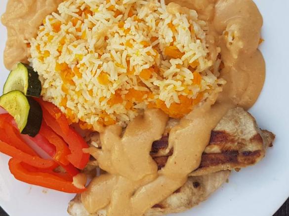 Hähnchen in Erdnußsoße mit Reis