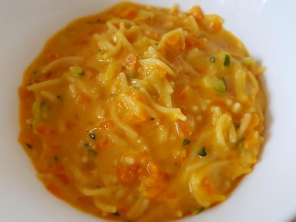 Cremige Fadennudeln in Zucchini-Möhren-Sauce