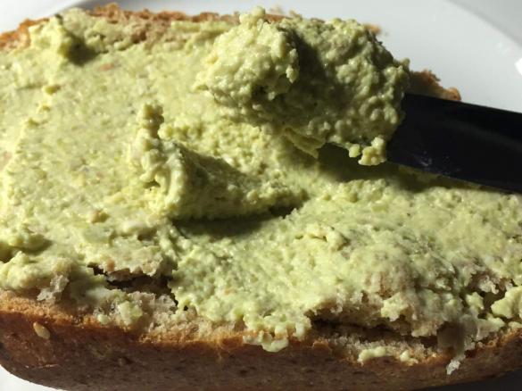 Aufstrich mit dicken Bohnen und Pinienkernen