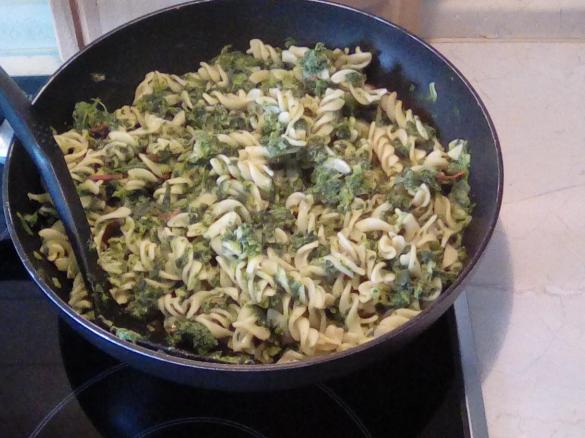 Spinat-Nudelpfanne, frisch und leicht, wenn gewünscht vegetarisch