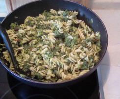 Spinat-Nudelpfanne, frisch und leicht, wenn gewünscht vegetarisch