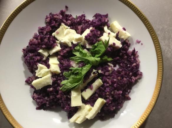 Rotkohlsalat mit Bulgur und Mozzarella
