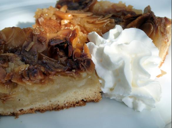 Apfelkuchen vom Blech mit Bienenstichkrokant