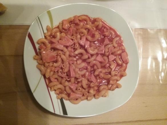 Nudeln mit Tomatensauce und Lyoner