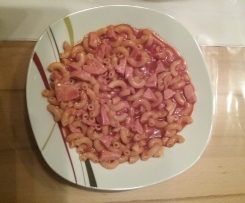 Nudeln mit Tomatensauce und Lyoner