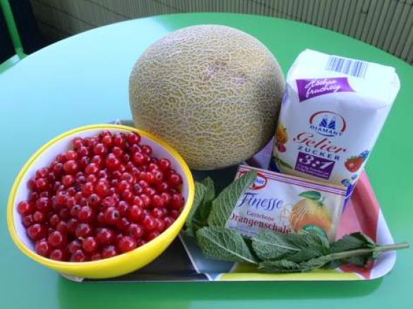 Johannisbeer-Melonen-Marmelade mit frischer Minze