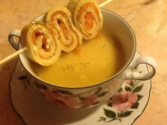 Hummersuppe mit Lachsröllchen