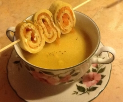 Hummersuppe mit Lachsröllchen