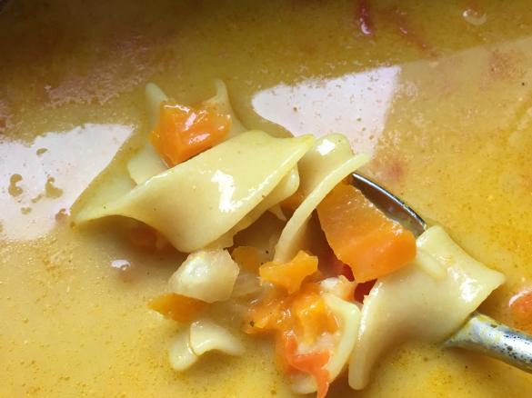 Möhren-Kokos-Suppe mit Nudeln