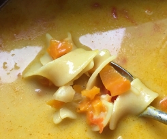 Möhren-Kokos-Suppe mit Nudeln