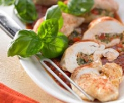 Gefüllte Hähnchenbrustfilets mit Gemüse und Kartoffeln