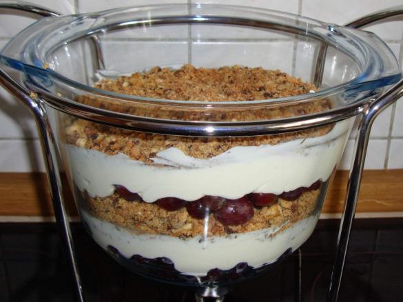 Lecker Trauben-Schichtdessert mit Cookies