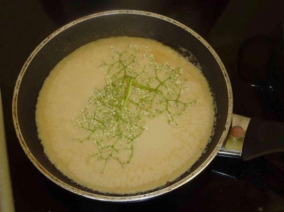 Pfannkuchen mit Holunderblüten